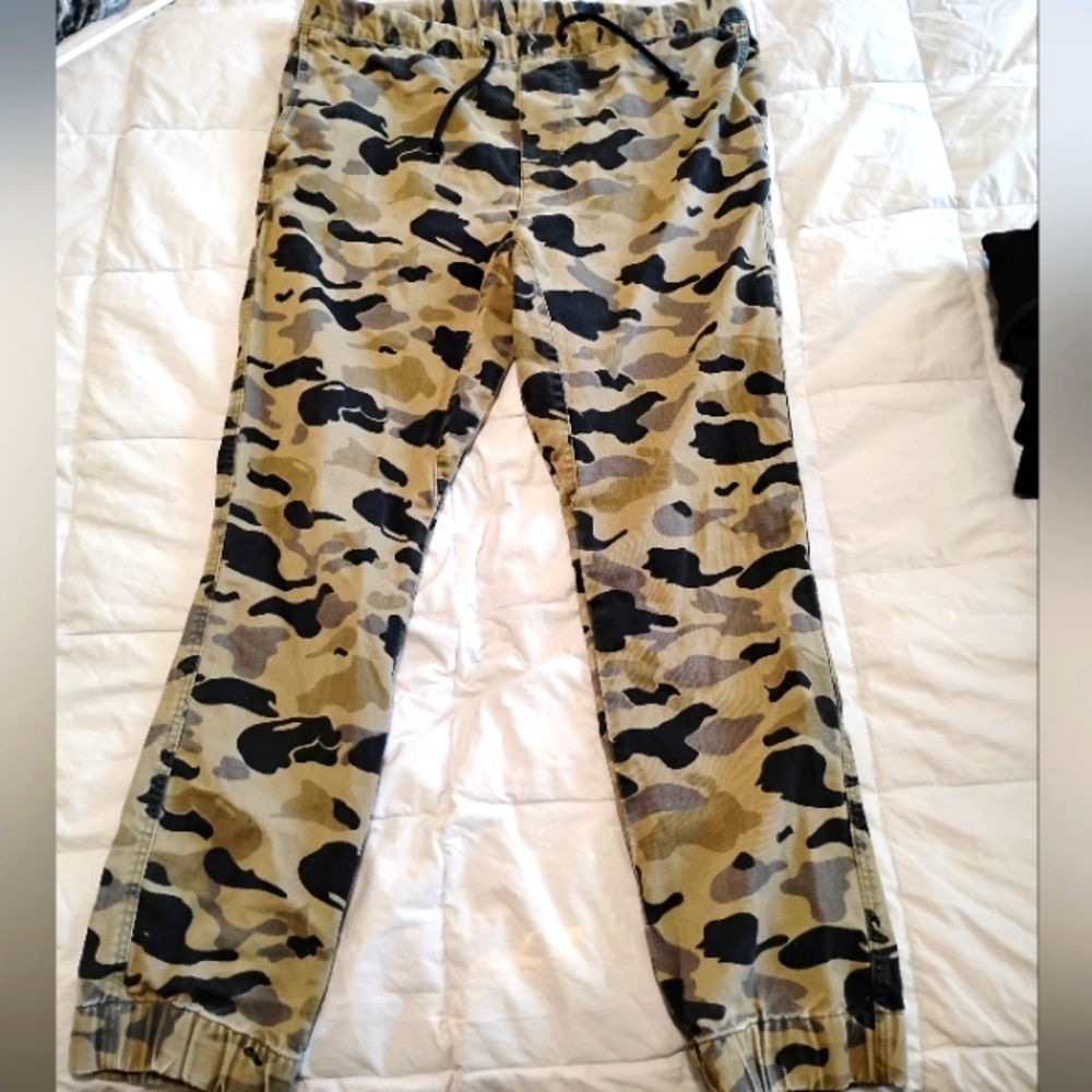 Divided | Woman's Camouflage Ankle Pants | Size 30
